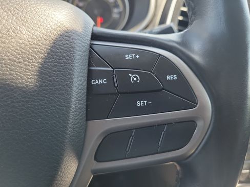 Used 2020 Jeep Cherokee Latitude Plus w/ Cold Weather Group AWD/4WD image 22