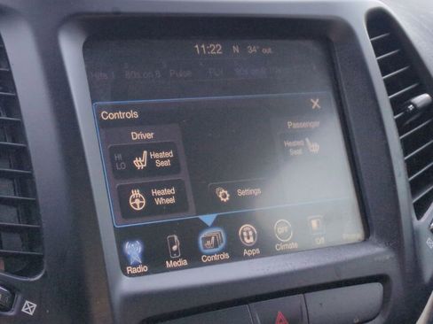 Used 2018 Jeep Cherokee Latitude w/ Cold Weather Group image 39