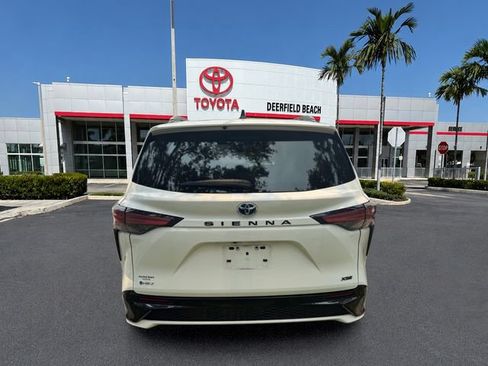 Used 2025 Toyota Sienna XSE FWD image 6