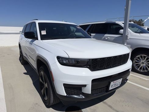 Used 2023 Jeep Grand Cherokee L Laredo image 3