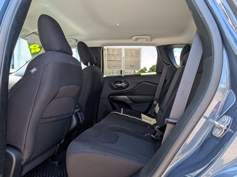 Used 2020 Jeep Cherokee Latitude w/ Cold Weather Group AWD/4WD image 14