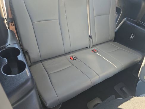 Used 2023 Toyota Highlander XLE image 18