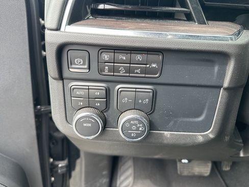 Used 2025 Chevrolet Suburban Z71 AWD/4WD image 18