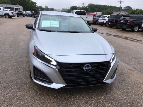 Used 2025 Nissan Altima 2.5 SV FWD image 7