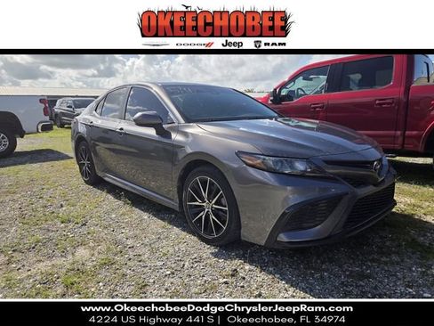 Used 2021 Toyota Camry SE FWD image 1