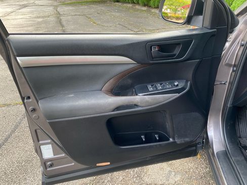Used 2019 Toyota Highlander LE AWD/4WD image 10