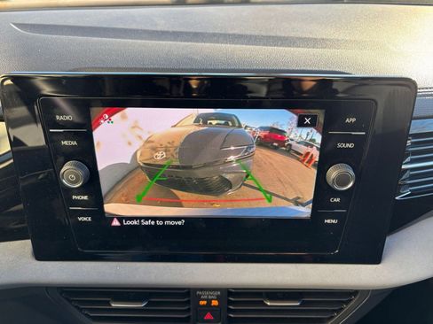 Used 2025 Volkswagen Jetta SE image 17