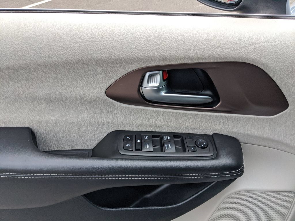 Used 2023 Chrysler Voyager LX FWD image 13