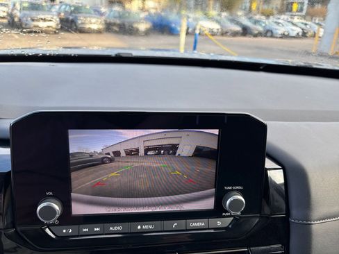 Used 2025 Nissan Pathfinder SV image 17