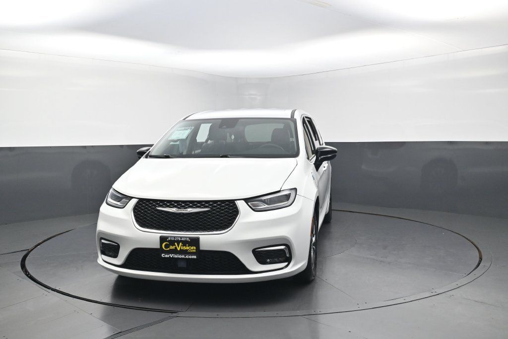 Used 2024 Chrysler Pacifica Limited FWD image 6