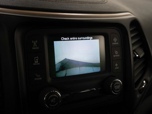 Used 2016 Jeep Cherokee Sport FWD image 21
