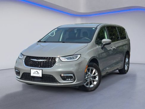 Used 2023 Chrysler Pacifica Touring-L AWD/4WD image 2