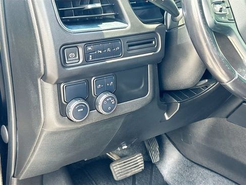 Used 2022 Chevrolet Suburban LT RWD image 7