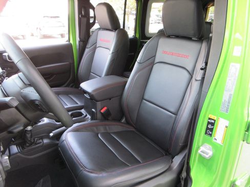 Used 2025 Jeep Wrangler Unlimited Rubicon w/ Convenience Group AWD/4WD image 31