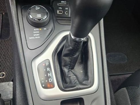 Used 2017 Jeep Cherokee Overland w/ Technology Group image 16