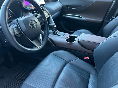 Used 2023 Toyota Venza Limited image 11