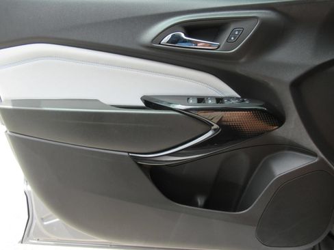 Used 2025 Chevrolet Trax LT w/ Sunroof Package FWD image 21