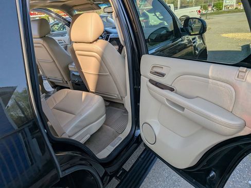 Used 2011 Cadillac Escalade Premium image 34
