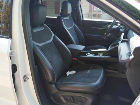 Certified 2025 Ford Explorer ST AWD/4WD image 32