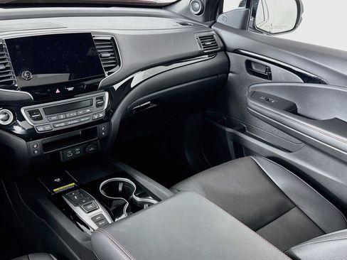 Certified 2024 Honda Passport Black Edition image 24