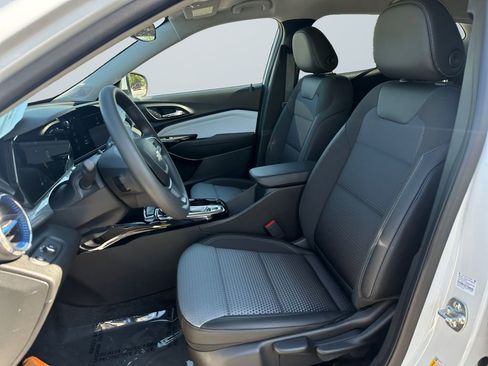Used 2025 Chevrolet Trax LT FWD image 9