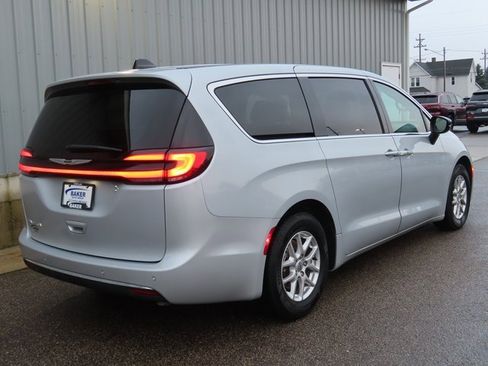 Used 2024 Chrysler Pacifica Touring-L image 9