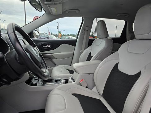 Used 2020 Jeep Cherokee Latitude Plus image 12