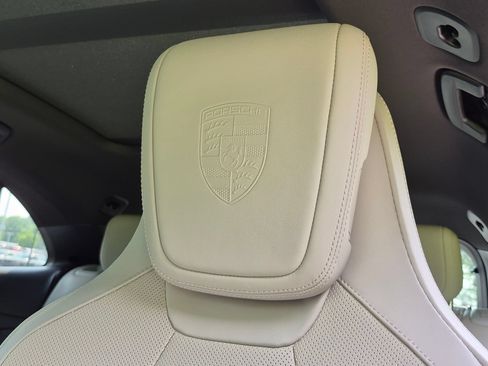 Certified 2025 Porsche Macan Electric RWD image 6