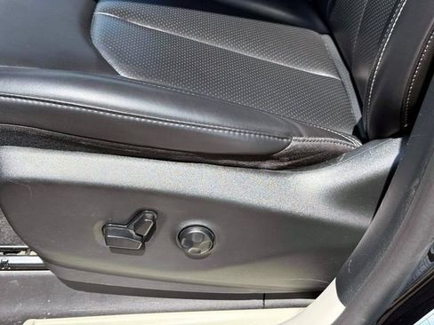 Used 2023 Chrysler Pacifica Touring-L FWD image 16