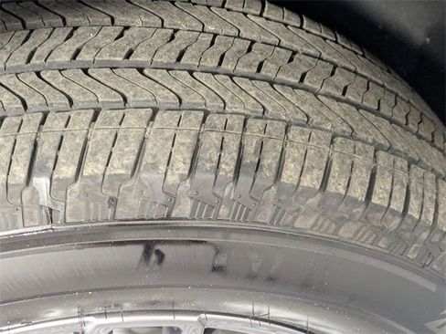 Used 2025 GMC Acadia Elevation image 9