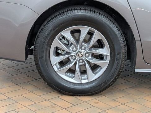 Used 2022 Toyota Sienna XLE w/ XLE Plus Package FWD image 10