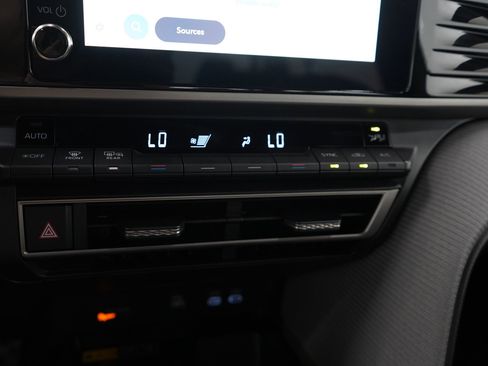 Used 2025 Toyota Camry SE image 26