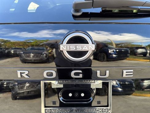 Used 2024 Nissan Rogue SV w/ SV Premium Package image 10