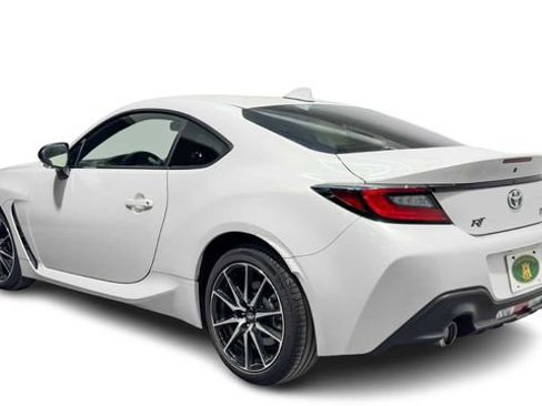 Used 2024 Toyota GR86 RWD image 4