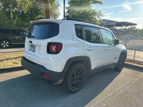 Used 2018 Jeep Renegade Altitude w/ UConnect 8.4 Nav Group FWD image 3