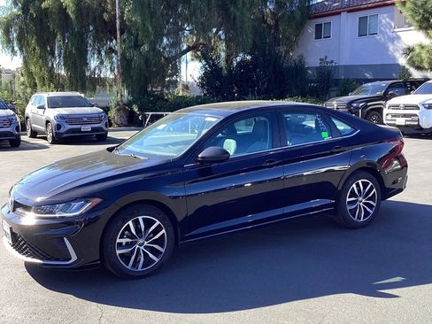 Used 2025 Volkswagen Jetta SE image 1