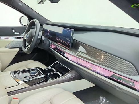 Used 2023 BMW i7 xDrive60 w/ Executive Package 2 AWD/4WD image 21