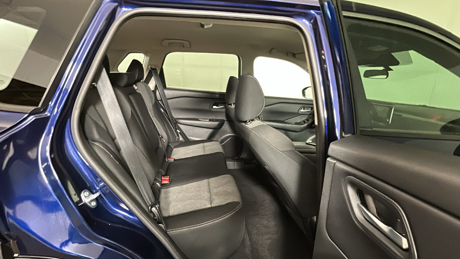 Used 2025 Nissan Rogue SV FWD image 34