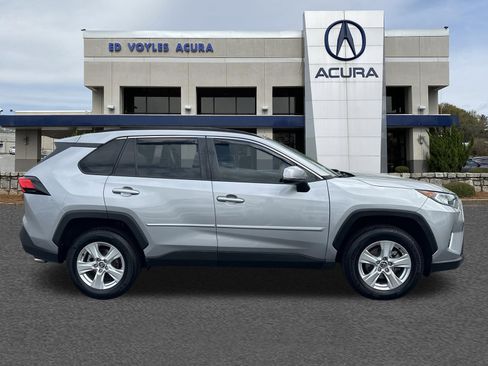 Used 2020 Toyota RAV4 XLE w/ Convenience Package FWD image 4