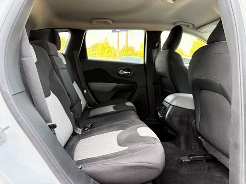 Used 2014 Jeep Cherokee Latitude w/ Comfort/Convenience Group AWD/4WD image 18
