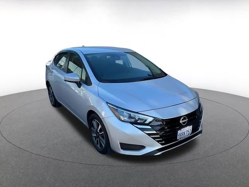 Used 2025 Nissan Versa SV image 3