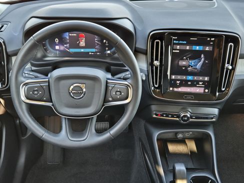 Used 2024 Volvo XC40 B5 Core image 38