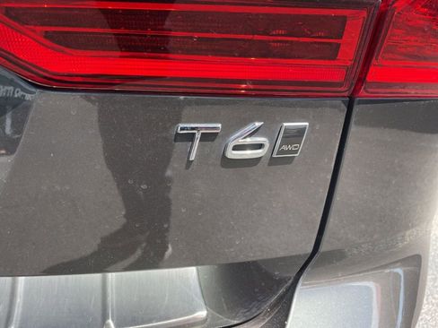 Used 2018 Volvo XC60 T6 Momentum w/ Vision Package AWD/4WD image 4
