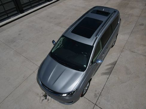 Used 2018 Chrysler Pacifica Limited FWD image 56