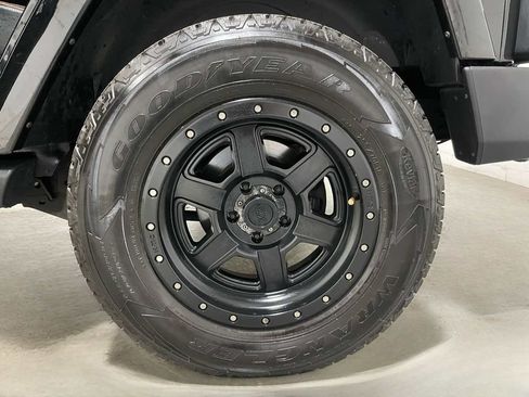 Used 2017 Jeep Wrangler Unlimited Sahara w/ Dual Top Group AWD/4WD image 6