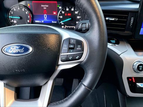 Used 2024 Ford Explorer XLT image 24