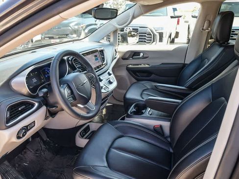 Used 2023 Chrysler Pacifica Touring-L FWD image 16
