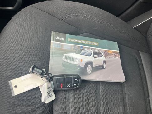 Used 2018 Jeep Renegade Latitude FWD image 38