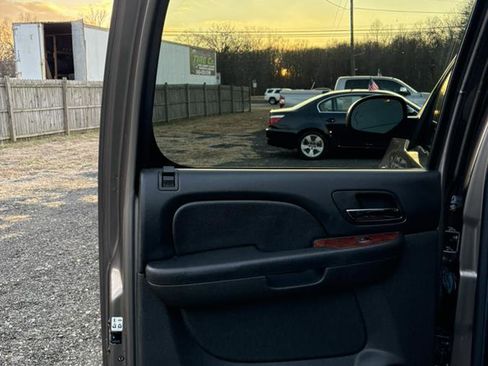 Used 2014 Chevrolet Suburban LTZ image 15