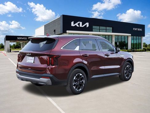 Certified 2025 Kia Sorento S w/ Panoramic Sunroof Package FWD image 5